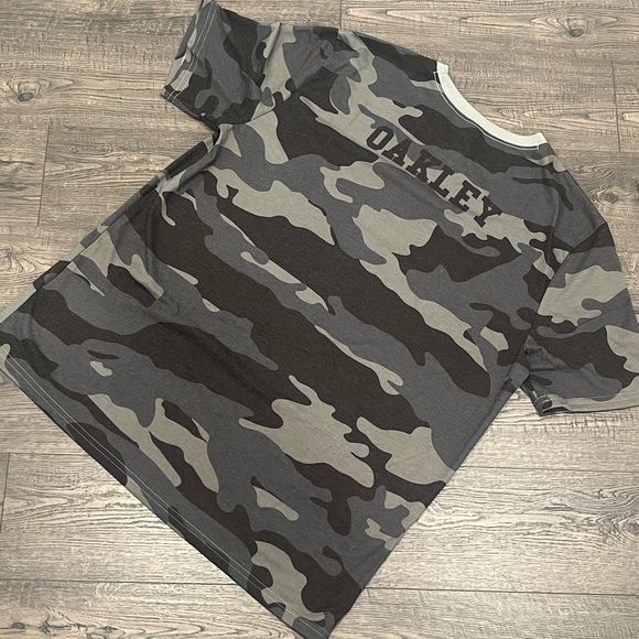 Green, Grey, and Dark Green Oakley Camo Tee XXL Custom Fit New without Tags - Picture 7 of 9